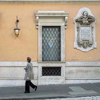  ??  ?? Omaggio
Il palazzo con la targa in via della Mercede, dove Bernini non visse