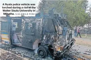  ?? /LULAMILE FENI ?? A Nyala police vehicle was torched during a riot at the Walter Sisulu University in Mthatha.