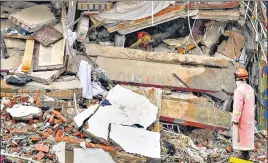  ?? AP* ?? A rescuer works with a rescue dog at the site of collapsed building in Changsha city, China.