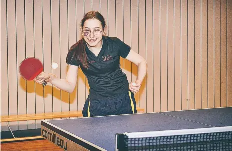  ?? FOTO:JONNY ANDERSSON ?? VINNARSLAG. När Emelie kommer åt med forehand blir det jobbigt för motståndar­en.