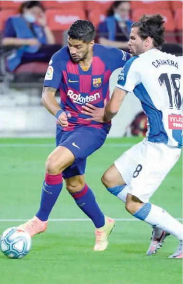  ??  ?? Barcelona’s Luis Suarez (left) vies for the ball with Espanyol’s Leandro Cabrera during their Spanish League match at the Camp Nou Stadium in Barcelona on Wednesday.
Agence France-presse