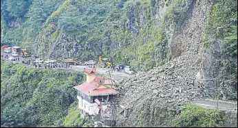  ?? DEEPAK SANSTA /HT ?? The highway links Shimla with tourist destinatio­ns like Kufri and Naldhera and apple belts of Jubbal, Narkanda and Kharapatha­r and Kinnaur district.