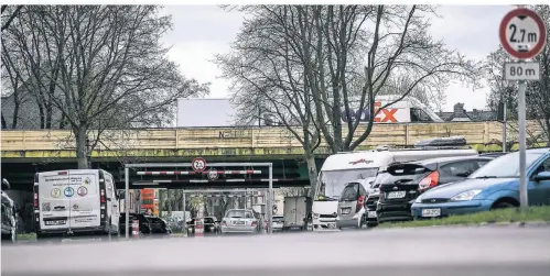  ?? RP-FOTO: ANDREAS BRETZ ?? Die Hochstraße, hier führt die B7 über die Benediktus­straße, muss ersetzt werden.