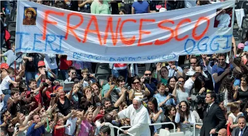  ?? (Afp/fabi) ?? L’abbraccio Il papa tra la folla dei centomila fedeli che ieri in piazza San Pietro hanno seguito la messa per i cresimandi