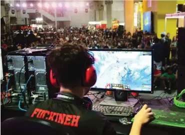  ?? Foto: imago/Fotoarena ?? Wie Discjockey­s agieren die Gamer in vollen Sälen vor der Fangemeind­e von E-Spielen.