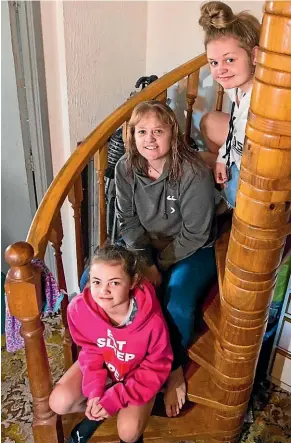  ?? SIMON O’CONNOR/STUFF ?? Jasmin Grant, her mother Judith Hazelgrove, centre, and sister Micayela awoke to an intruder in their house.