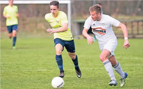  ?? RP-FOTO: ARNULF STOFFFEL ?? Daniel Beine vom SV Rindern (rechts), hier eine Szene aus dem Spiel gegen den TSV Weeze, tritt mit den „Zebras“am Sonntag beim BV Wissel an.