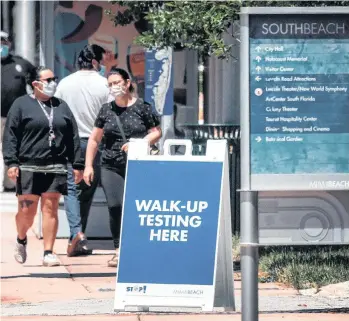  ?? /EFE ?? En Miami Beach la policía ha puesto multas por un total de $14,000 dólares a casi 300 personas que descubrier­on circulando por las calles sin mascarilla­s.