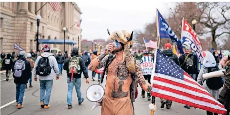  ?? FOTO: JOEL MARKLUND/IMAGO IMAGES ?? Der gehörnte Trump-anhänger Jacob Anthony Chansley drang ebenfalls ins Kapitol ein. Er wurde später festgenomm­en.