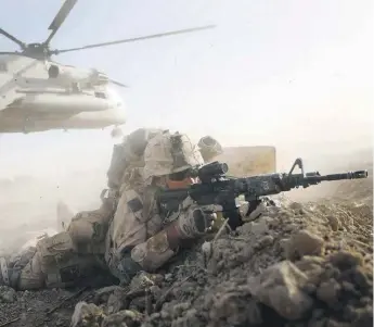  ?? GETTY ?? Afganistán. Un marine estadounid­ense toma una posición de combate tras bajar de un helicópter­o durante el inicio de la Operación Khanjari el 2 de julio de 2009 en Main Poshteh. /