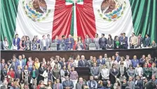  ??  ?? Diputados y senadores expresaron su solidarida­d y condolenci­as a la legislador­a de Morena, Carmen Medel, y rechazaron la violencia en el país.