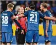  ?? Foto: dpa ?? Im Zweifel die Schiedsric­hterin fragen: Nicht alle Spieler der TSG Hoffenheim kennen sich mit den Regeln so gut aus wie Bibiana Steinhaus.