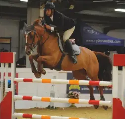  ??  ?? Rikki Gradley claims the amateur 1.20m with his wife’s Cassandra Z II