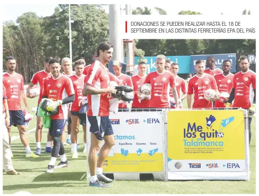  ??  ?? Jugadores de la Selección Nacional fueron de los primeros en donar tacos a los menores. Fedefútbol/La República