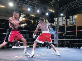  ??  ?? NO FIREWORKS: Khanyile Bulana and Tello Dithebe battled for the vacant SA title in a forgettabl­e bout.