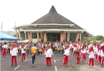  ??  ?? Contingent members from Entikong join their Tebedu counterpar­ts for the mass aerobics at the Tebedu Community Hall compounds.