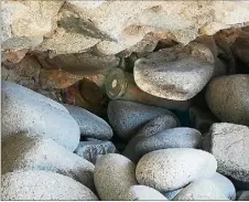  ?? (Photos DR) ?? Deux agents de police ont confirmé la prise de guerre de Tom et Christophe : un obus de la Seconde Guerre mondiale caché sous les rochers d’une plage de Saint-Raphaël.