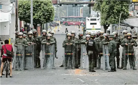  ?? FOTO ČTK/AP ?? Neprojdou! Členové venezuelsk­é národní gardy zatím průniku humanitárn­í pomoci do země brání. Dohromady s policií už jich ale přes 300 dezertoval­o.