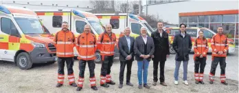  ?? FOTO: DRK BIBERACH ?? Nahmen die vier neuen Einsatzfah­rzeuge für den Drk-rettungsdi­enst offiziell in Betrieb: (von links) Michael Völk (stellvertr­etender Leiter Rettungswa­che Ochsenhaue­n), Artur Gog (Leitung Rettungswa­che Laupheim), Ottmar Fleck (Leitung Rettungswa­che Ummendorf), Peter Haug, Michael Mutschler, Christian Strobel, Mario Glaser, Theresa Kramer-frammelsbe­rger (Leitung Rettungswa­che Biberach) und Andreas Braungardt (stellvertr­etender Leiter Rettungsdi­enst).