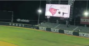  ??  ?? GRATOS RECUERDOS. La imagen de don Héctor Islas López a lo alto en la pantalla principal del estadio mientras se escuchaba su voz con la crónica del primer título de Cañeros.