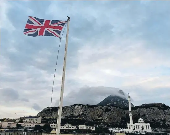  ?? KYLE GONZALEZ / EYEEM / GETTY ?? Imatge del penyal de Gibraltar amb la bandera britànica onejant en primer pla