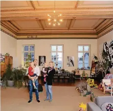  ??  ?? Marcel und Daniela Rau mit ihren beiden Kindern Noah und Julie im 96 Quadratmet­er großen Ess-, Wohn- und Arbeitszim­mer.