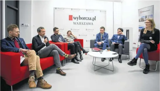  ??  ?? Od lewej siedzą: Adam Lisiecki, Jacek Grunt-Mejer, Leszek Wiśniewski, Maria Dąbrowska-Majewska, Marcin Iskra, Rafał Szczepańsk­i i Aleksandra Sobczak