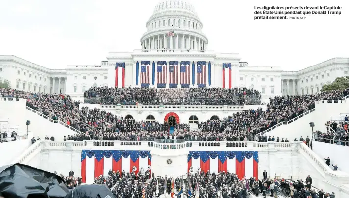  ??  ?? Les dignitaire­s présents devant le Capitole des États-Unis pendant que Donald Trump prêtait serment.