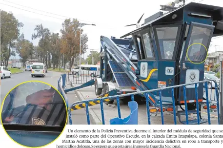  ??  ?? Un elemento de la Policía Preventiva duerme al interior del módulo de seguridad que se instaló como parte del Operativo Escudo, en la calzada Emita Iztapalapa, colonia Santa Martha Acatitla, una de las zonas con mayor incidencia delictiva en robo a transporte y homicidios dolosos. Se espera que a esta área ingrese la Guardia Nacional.