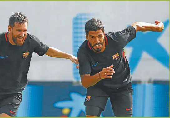  ?? FOTOS: AFP ?? BUEN CLIMA. Bajo la vista atenta del nuevo técnico, los jugadores arrancaron con los trabajos de pretempora­da. Messi y Luis Suárez, entre risas.