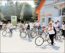  ??  ?? Uz bicikle žene koje su zaposlene u sklopu projekta dobile su i opremu