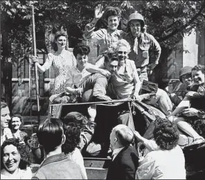  ?? AP/BERT BRANDT ?? French girls mob American soldiers as they roll into Paris in this photo taken Aug. 28, 1944.