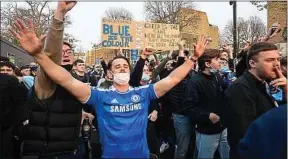  ??  ?? Les supporteur­s de Chelsea se sont mobilisés devant Stamford Bridge.