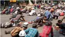  ??  ?? Demonstran­ten in Yangon legen sich auf den Boden, als die Polizei zu schießen beginnt.