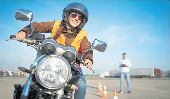  ?? Shuttersto­ck ?? Avance. Cada vez son más las mujeres que se animan a conducir motociclet­as