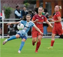  ?? ?? Catarina Teixeira (l.) wird von Marisa Soares bedrängt, kann den Ball allerdings aus der Gefahrenzo­ne spielen.