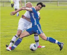  ?? FOTO: NIKLAS KESENHEIME­R ?? Hart umkämpft ist das Pokalfinal­e der A-Junioren zwischen Kressbronn und der SGM Baindt/Baienfurt. Nach Verlängeru­ng setzt sich Kressbronn (weißes Trikot) durch.