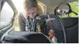  ?? FOTO: CHRISTIN KLOSE/DPA ?? Kinder bis zum Alter von drei Jahren fahren im Auto am besten rückwärts.