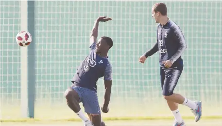  ??  ?? Les Français Paul Pogba et Antoine Griezmann ont pris un peu de bon temps à l’entraîneme­nt, jeudi. - Associated Press: David Vincent