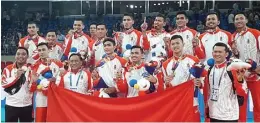  ?? CHEF DE MISSION INDONESIA FOR JAWA POS ?? KEMBALIKAN KEJAYAAN: Tim voli putra Indonesia berpose dengan medali emas setelah menang 3-0 atas Filipina di PhilSport Arena, Pasig, kemarin.