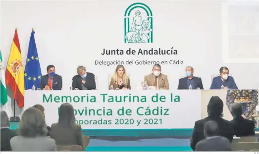  ?? D. C. ?? Representa­ntes políticos de la Administra­ción autonómica en Cádiz y del mundo taurino presentaro­n una memoria y analizaron la situación de la lidia.