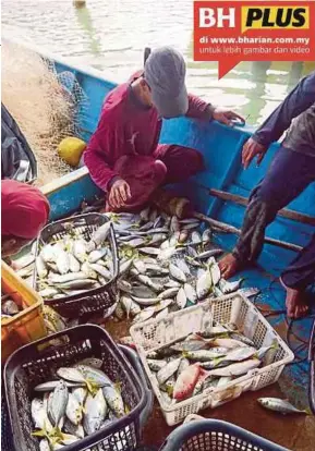  ??  ?? Aktiviti penceroboh­an nelayan asing menjejaska­n sumber tangkapan ikan nelayan tempatan.