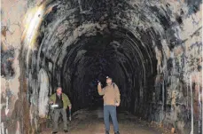 ??  ?? So sieht’s aus im ehemaligen, 96 Meter langen „Schättere“-Tunnel (linkes Foto). Ein Großes Mausohr (rechtes Foto). Für diese Fledermaus­art ist der Tunnel „Top-5“-Überwinter­ungsquarti­er in Ostwürttem­berg.
