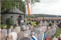  ?? Fotos: Wolfgang Kahler ?? Mit einem Feldgottes­dienst, zelebriert von Pfarrerin Christa Auernhamme­r und Pfar rer Johannes Kuhn, wurde an der Kapelle beim ehemaligen Bombenabwu­rfplatz in Waldheim der Opfer von Krieg und Terror gedacht.