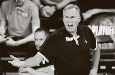  ?? Mark J. Terrill / AP ?? El entrenador Mike D’Antoni se queja ante los árbitros durante el partido que perdieron los Rockets contra los Lakers de Los Ángeles, el sábado 12 de septiembre de 2020, en Lake Buena Vista, Florida.