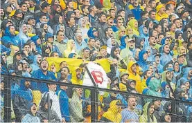  ??  ?? En la tribuna. Unos diez mil hinchas de Boca entraron a la Bombonera.