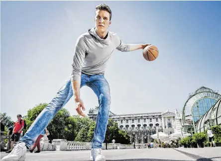  ?? BILD: SN/WWW.TALKING-HEADS.AT ?? Jakob Pöltl, der erste Österreich­er in der NBA, dribbelt vor dem Palmenhaus in Wien.