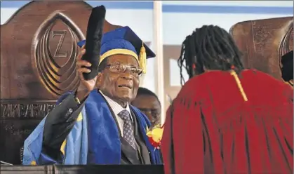  ?? AP / BEN CURTIS ?? Mugabe, ahir, en la seva inesperada aparició pública en un centre universita­ri d’Harare.
