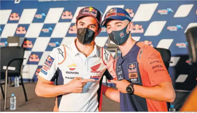  ?? ÁLVARO RIVERO / CIRCUITO DE JEREZ ?? Marc Márquez y Pedro Acosta, en la sala de conferenci­as del Circuito de Jerez el pasado jueves antes de la rueda de prensa de pilotos.