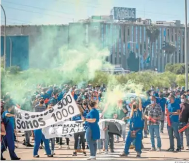  ?? JESÚS MARÍN ?? Salida de la manifestac­ión desde la planta de Airbus Puerto Real.